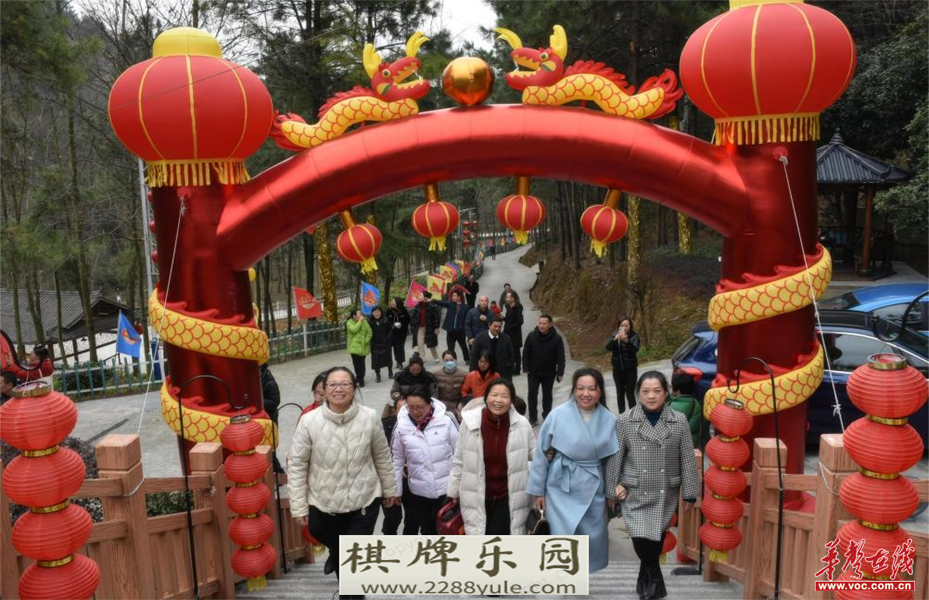 新邵县第一中学开展“三八”妇女节春游踏青活